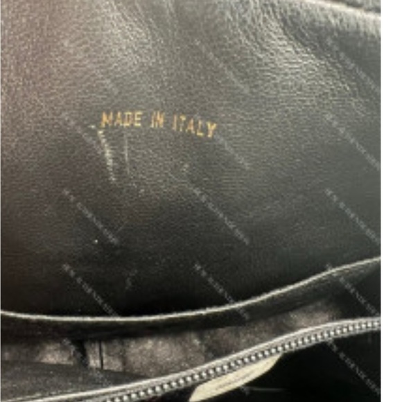 Chanel  SOLD vintage Black Quilted Leather Bag
Gold plated chain and zipper pull - Picture 6 of 12